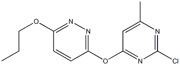 3-[(2-chloro-6-methylpyrimidin-4-yl)oxy]-6-propoxypyridazine Struktur