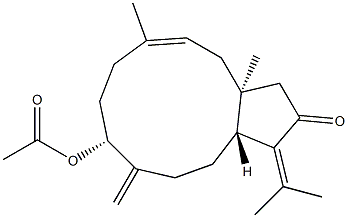 (3aS,5E,9R,12aR)-3a,6-Dimethyl-10-methylene-9-(acetyloxy)-1-(1-methylethylidene)-3,3a,4,7,8,9,10,11,12,12a-decahydrocyclopentacycloundecen-2(1H)-one Struktur