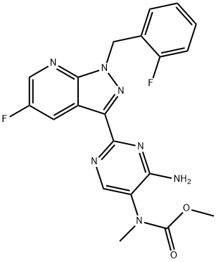 Methyl N-[4-amino-2-[5-fluoro-1-[(2-fluorophenyl)methyl]-1H-pyrazolo[3,4-b]pyridin-3-yl]-5-pyrimidinyl]-N-methylcarbamate Struktur