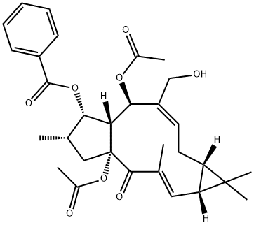 4H-Cyclopenta[a]cyclopropa[f]cycloundecen-4-one, 4a,8-bis(acetyloxy)-7-(benzoyloxy)-1,1a,4a,5,6,7,7a,8,11,11a-decahydro-9-(hydroxymethyl)-1,1,3,6-tetramethyl-, (1aR,2E,4aR,6S,7S,7aR,8R,9Z,11aS)- Struktur