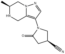 3-Pyrrolidinecarbonitrile, 5-oxo-1-[(6S)-4,5,6,7-tetrahydro-6-methylpyrazolo[1,5-a]pyrazin-3-yl]-, (3S)- Struktur