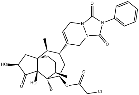 (2S,3aS,4S,5R,7R,8S,8aS,9R)-Octahydro-2,8a-dihydroxy-4,8,9-trimethyl-1-oxo-5-(2,3,5,8-tetrahydro-1,3-dioxo-2-phenyl-1H-[1,2,4]triazolo[1,2-a]pyridazin-6-yl)-1H-3a,8-propanoazulen-7-yl 2-chloroacetate Struktur