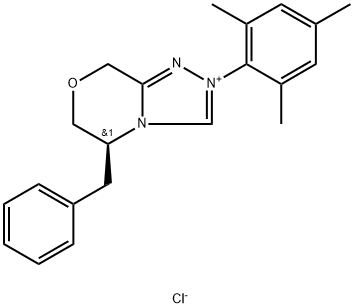 8H-1,2,4-Triazolo[3,4-c][1,4]oxazinium, 5,6-dihydro-5-(phenylmethyl)-2-(2,4,6-trimethylphenyl)-, chloride (1:1), (5S)- Struktur