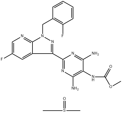 Carbamic acid, N-[4,6-diamino-2-[5-fluoro-1-[(2-fluorophenyl)methyl]-1H-pyrazolo[3,4-b]pyridin-3-yl]-5-pyrimidinyl]-, methyl ester, compd. with 1,1'-sulfinylbis[methane] (1:2) Struktur