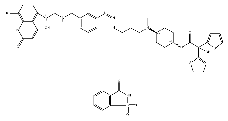 2-Thiopheneacetic acid, α-hydroxy-α-2-thienyl-, trans-4-[[3-[5-[[[(2R)-2-(1,2-dihydro-8-hydroxy-2-oxo-5-quinolinyl)-2-hydroxyethyl]amino]methyl]-1H-benzotriazol-1-yl]propyl]methylamino]cyclohexyl ester, compd. with 1,2-benzisothiazol-3(2H)-one 1,1-dioxide (1:1) Struktur