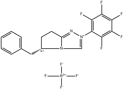 (S)-5-Benzyl-2-(perfluorophenyl)-6,7-dihydro-5H-pyrrolo[2,1-c][1,2,4]triazol-2-ium tetrafluoroborate Struktur