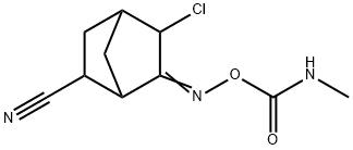 5-Chloro-6-[[(methylaminocarbonyl)oxy]imino]bicyclo[2.2.1]heptane-2-carbonitrile Struktur