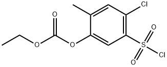 4-chloro-5-(chlorosulfonyl)-2-methylphenyl ethyl carbonate Struktur