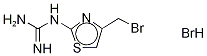 1-(4-BROMOMETHYL-2-THIAZOYL)GUANIDINE, HYDROBROMIDE SALTDISCONTINUED SEE: C369545 Struktur