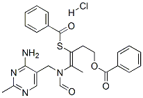 S-[2-[[(4-amino-2-methylpyrimidin-5-yl)methyl]formylamino]-1-[2-(benzoyloxy)ethyl]prop-1-en-1-yl] benzenecarbothioate monohydrochloride Struktur