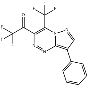 2,2,2-trifluoro-1-[7-phenyl-2-(trifluoromethyl)-1,4,5,9-tetrazabicyclo [4.3.0]nona-2,4,6,8-tetraen-3-yl]ethanone Struktur