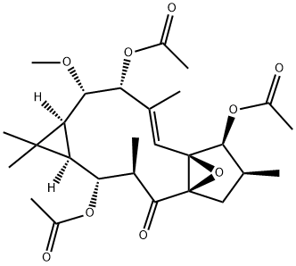 (1aR,2R,3S,4aR,6S,7S,7aS,8E,10R,11R,11aS)-2,7,10-Tris(acetyloxy)-1a,2,3,6,7,10,11,11a-octahydro-11-methoxy-1,1,3,6,9-pentamethyl-4a,7a-epoxy-5H-cyclopenta[a]cyclopropa[f]cycloundecen-4(1H)-one Struktur