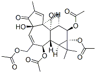 5H-Cyclopropa[3,4]benz[1,2-e]azulen-5-one, 2,9,9a-tris(acetyloxy)-3-[( acetyloxy)methyl]-1,1a,1b,2,4a,7a,7b,8,9,9a-decahydro-4a,7b-dihydroxy- 1,1,6,8-tetramethyl-, [1aR-(1aalpha,1bbeta,2beta,4abeta,7aalpha,7balph a,8alpha,9beta,9aalpha)]- Struktur