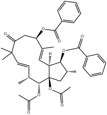 (2R,3S,3aS,4E,6R,10E,12R,13R,13aR)-13,13a-Bis(acetyloxy)-3,6-bis(benzoyloxy)-1,2,3,3a,6,7,9,12,13,13a-decahydro-2,5,9,9,12-pentamethyl-8H-cyclopentacyclododecen-8-one Struktur