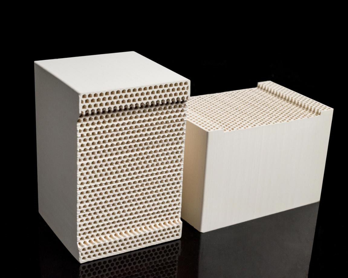 Ceramic honeycomb heat accumulator