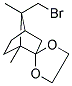 7-BROMOMETHYL-1,7-DIMETHYL-2-SPIRO(ETHYLENEDIOXY-2-YL)BICYCLO[2.2.1]HEPTANE Struktur