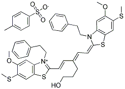 2-((1E,3E)-3-(3-HYDROXYPROPYL)-5-[5-METHOXY-6-(METHYLSULFANYL)-3-PHENETHYL-1,3-BENZOTHIAZOL-2(3H)-YLIDENE]-1,3-PENTADIENYL)-5-METHOXY-6-(METHYLSULFANYL)-3-PHENETHYL-1,3-BENZOTHIAZOL-3-IUM 4-METHYLBENZENESULFONATE Struktur