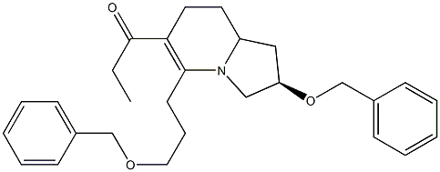 (2R,9R)-1-[2-BENZYLOXY-5-(3-BENZYLOXYPROPYL)-1,2,3,7,8,8A-HEXAHYDROINDOLIZIN-6-YL]PROPAN-1-ONE Struktur