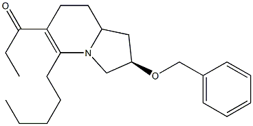 (2R,9R)-1-(2-BENZYLOXY-5-PENTYL-1,2,3,7,8,8A-HEXAHYDROINDOLIZIN-6-YL)PROPAN-1-ONE Struktur